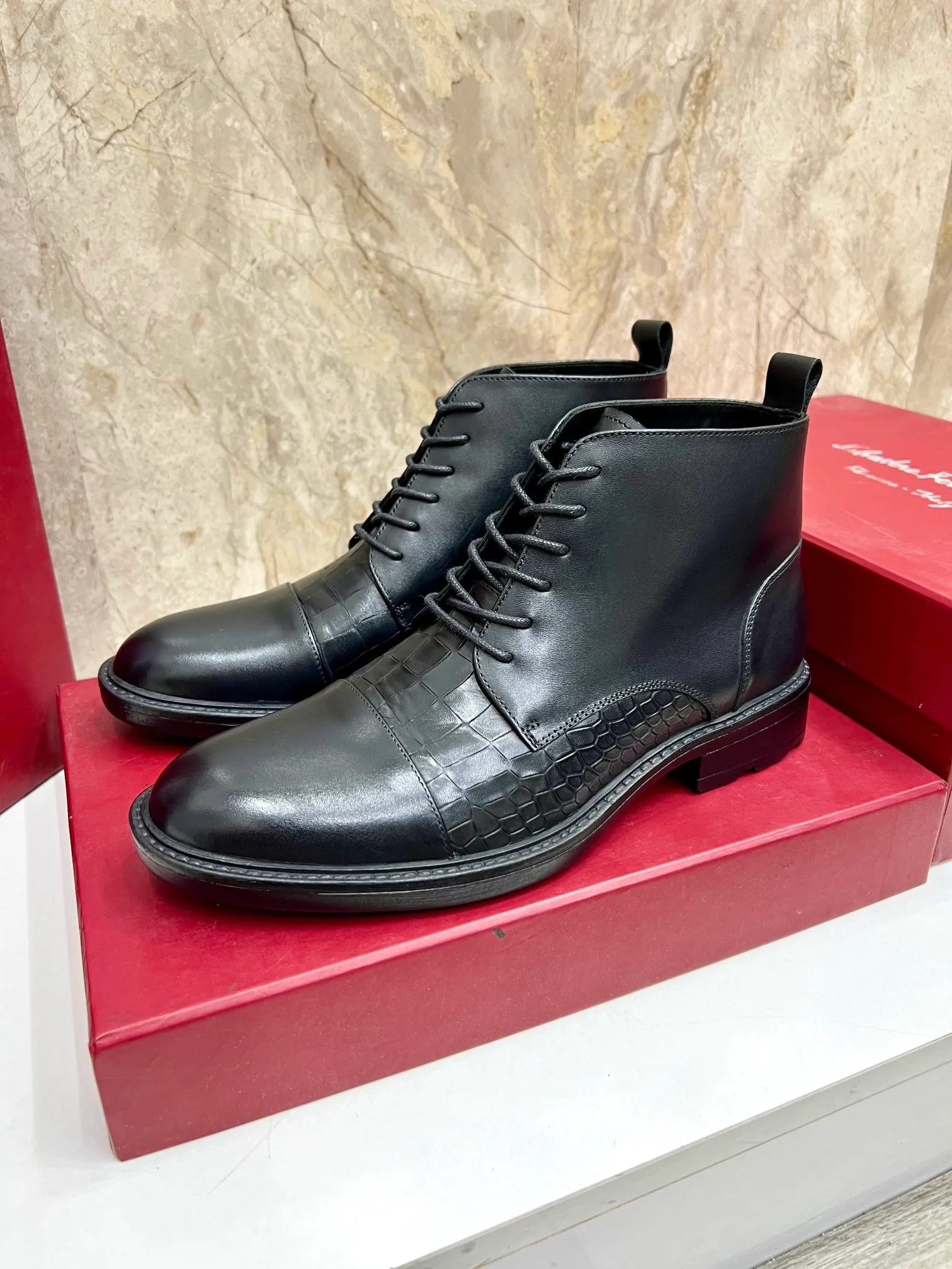 Original order quality: Men's shoes 💰700 Brand: Ferragamo (Ferragamo) One size larger: Men's size 38-44 (45 customized) Grade: Same style as the official website High-end men's shoes Material: Original cowhide, cowhide lining, original outsole Style category: Chelsea men's boots Fashion trend Color: Actual picture